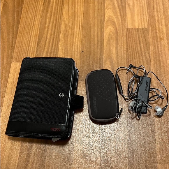 Tumi Black Organizer with Bose Earphones Set - Picture 1 of 4